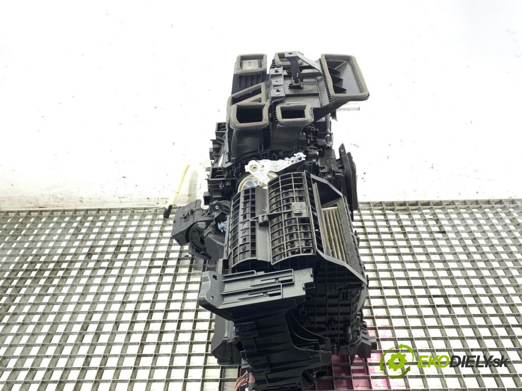 TOYOTA COROLLA E21 sedan 2022 90 kW 1.6 VVTi (ZRE210) 1598 topné těleso radiátor topení komplet KOMBAJN 87050-02W80 (Radiátor topení)