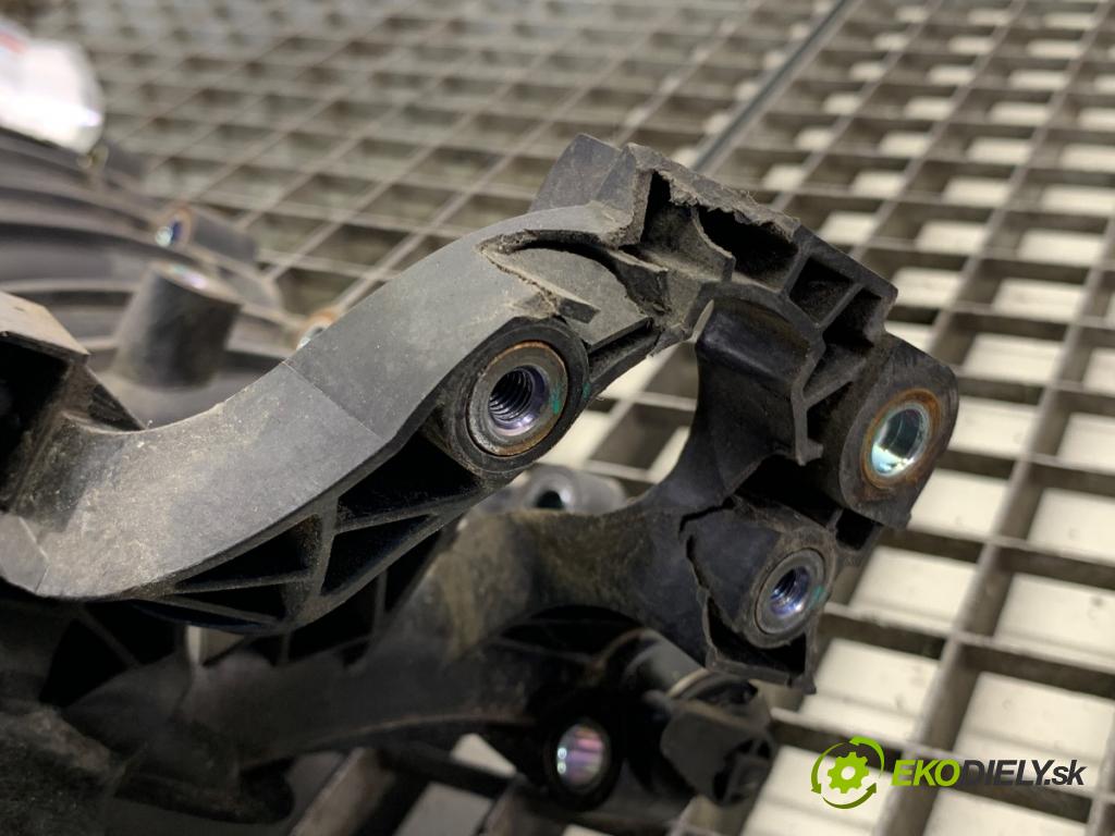 HYUNDAI i30 liftback 2015 66 kW 1.4 CRDi 1396 potrubí sání  (Sací potrubí)