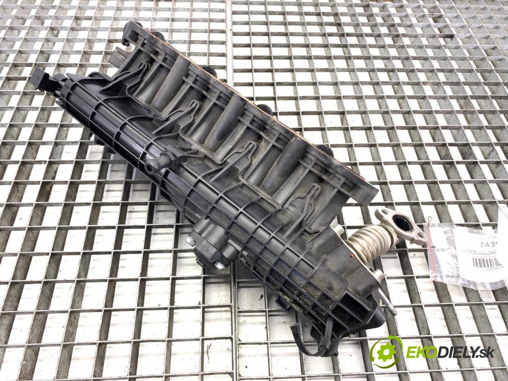 HYUNDAI i30 liftback 2015 66 kW 1.4 CRDi 1396 potrubí sání  (Sací potrubí)