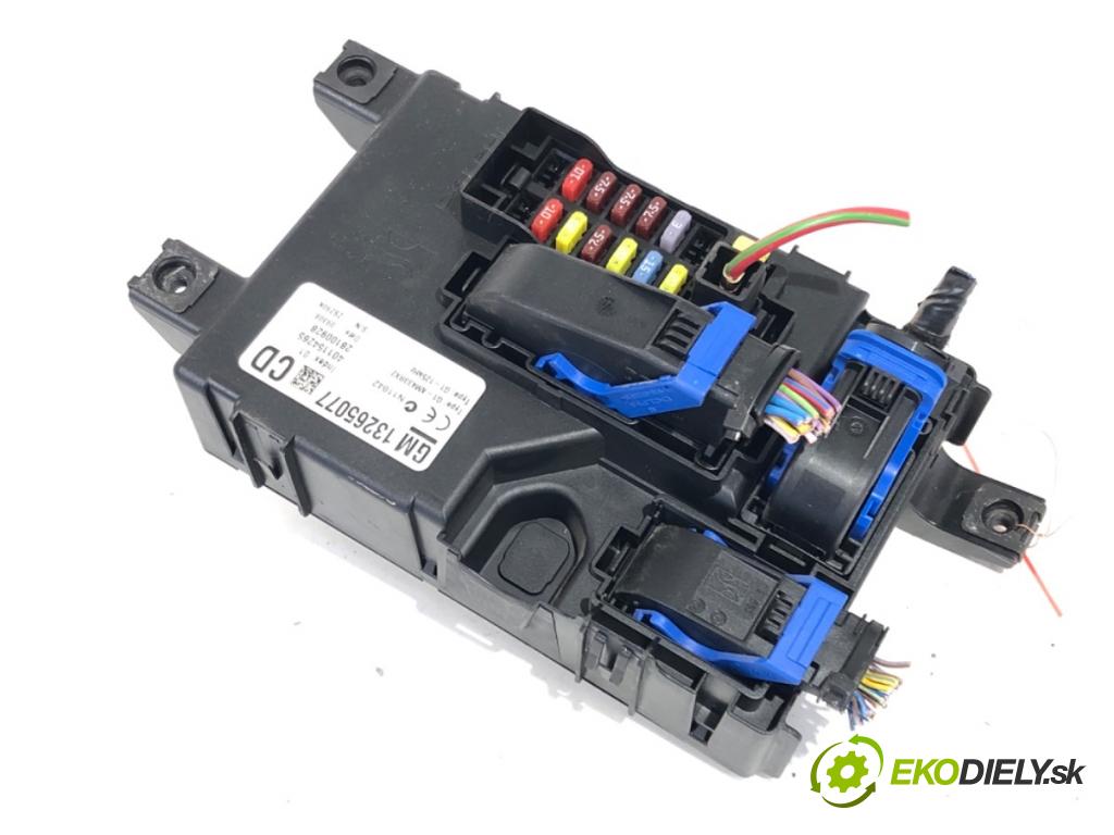 OPEL CORSA D liftback 2008 44 kW 1.0 (L08, L68) 998 Modul BSI 13265077 (Poistková skrinka)