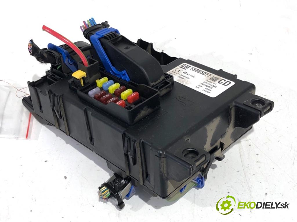 OPEL CORSA D liftback 2008 44 kW 1.0 (L08, L68) 998 Modul BSI 13265077 (Poistková skrinka)