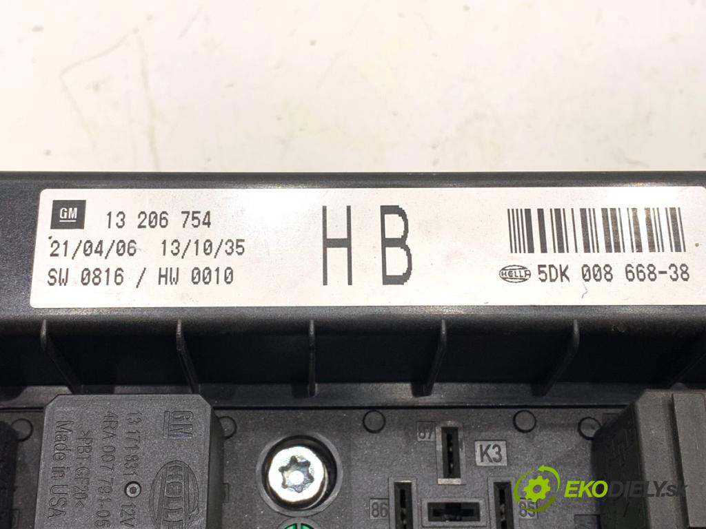 OPEL ZAFIRA B Nadwozie pełne/minivan 2006 110 kW 1.9 CDTI VAN (M75) 1910 skříňka poistková 13206754 (Pojistkové skříňky)