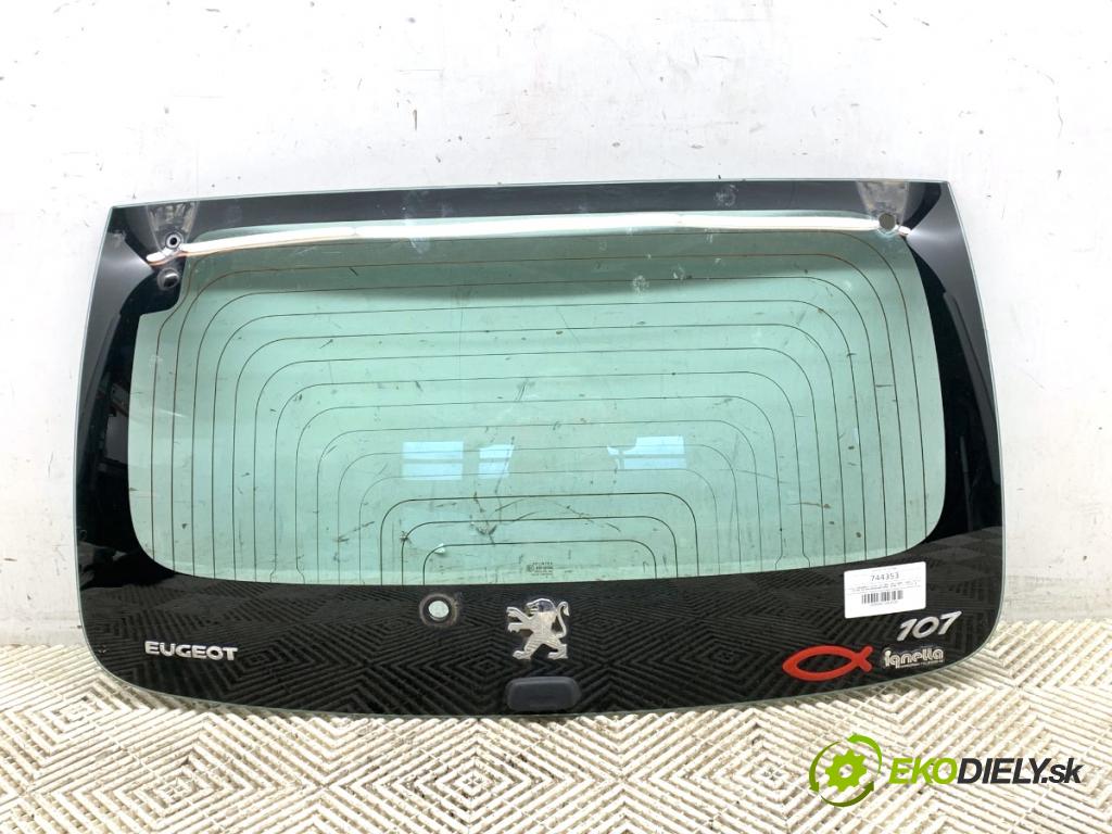 PEUGEOT 107 liftback 2007 50 kW 1.0 998 kapota zadní část okno 