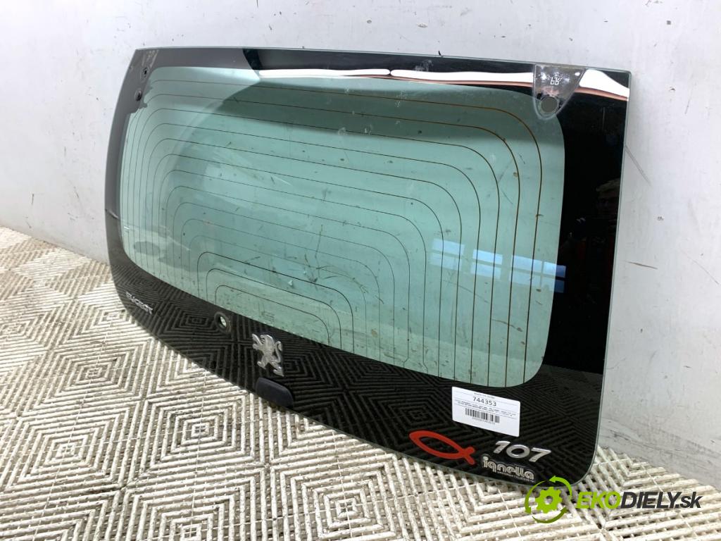 PEUGEOT 107 liftback 2007 50 kW 1.0 998 kapota zadní část okno