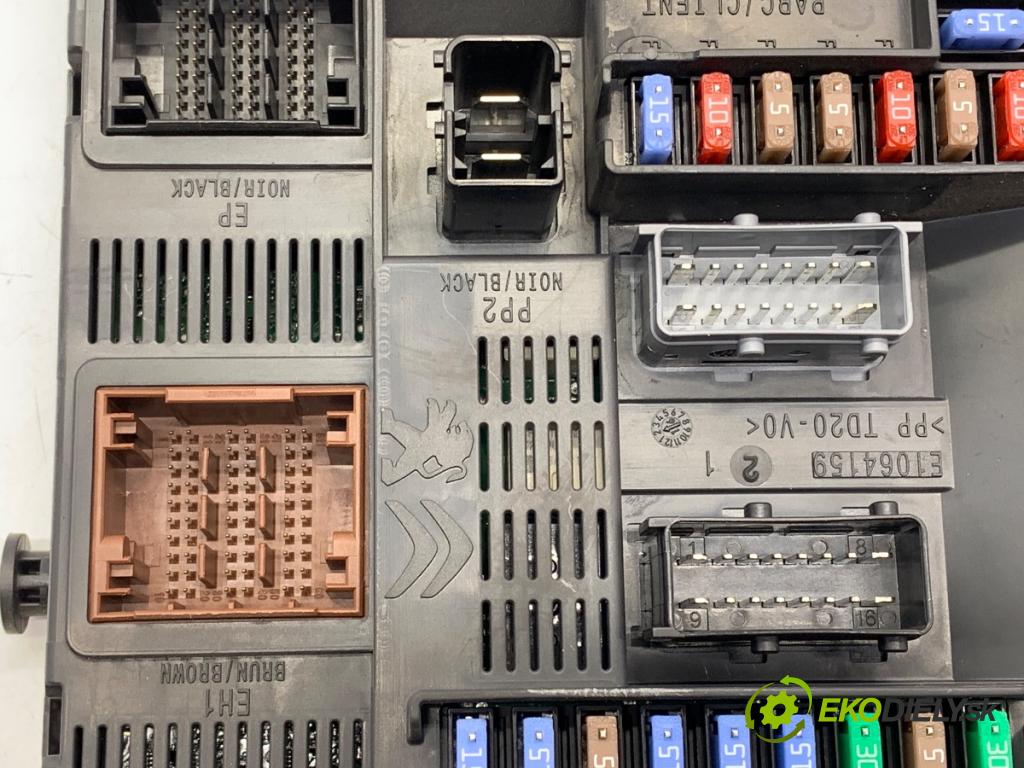 PEUGEOT 208 I liftback 2016 55 kW 1.6 HDi / BlueHDi 75 1560 modul BSI 9807531680 (Pojistková skříňka)