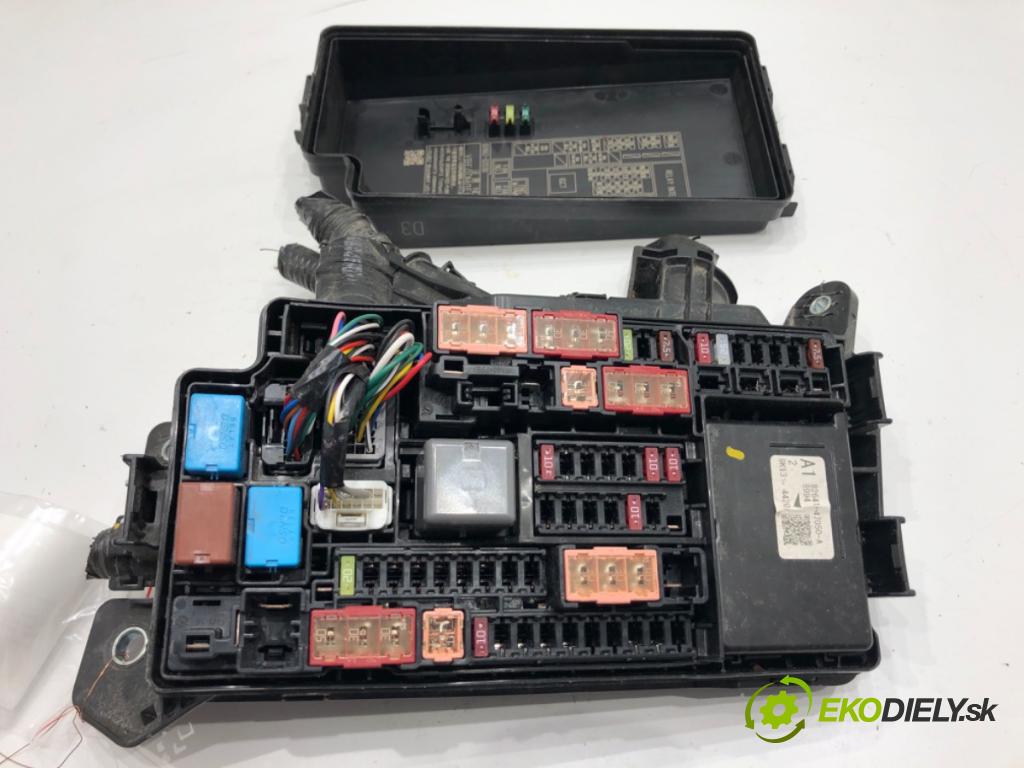 TOYOTA COROLLA E21 sedan 2020 72 kW 1.8 VVTi Hybrid (ZWE211, MZEA12) 1798 skříňka poistková 82111F2M20 (Pojistková skříňka)