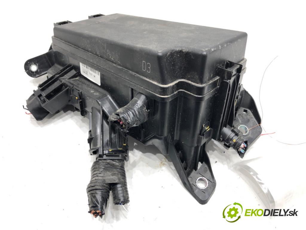 TOYOTA COROLLA E21 sedan 2020 72 kW 1.8 VVTi Hybrid (ZWE211, MZEA12) 1798 skříňka poistková 82111F2M20 (Pojistková skříňka)