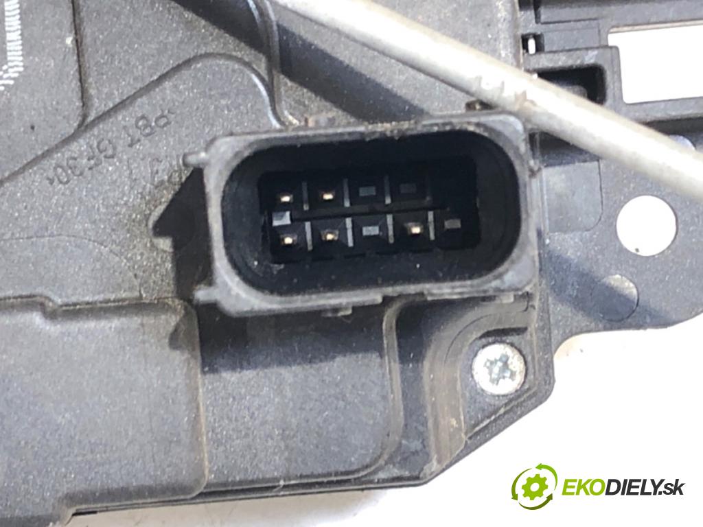 OPEL ASTRA H liftback 2005 66 kW 1.4 (L08) 1364 zámok dveře pravý přední část 13210749