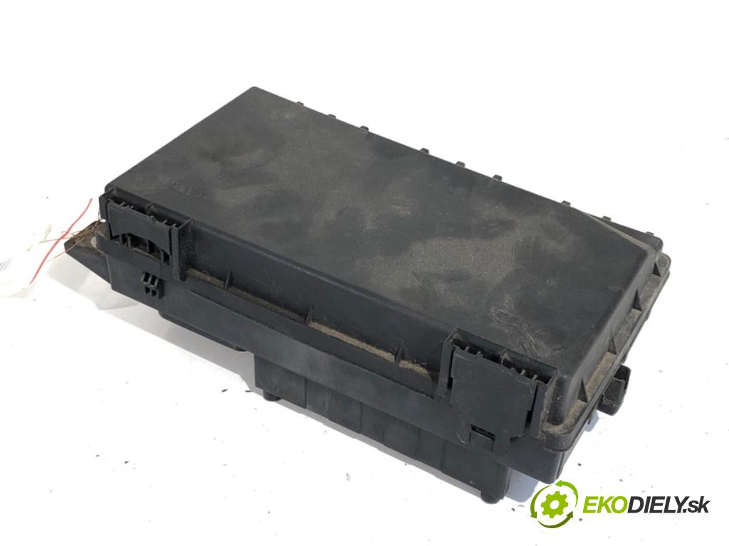 OPEL ASTRA H liftback 2005 66 kW 1.4 (L08) 1364 skříňka poistková 13206749 (Pojistková skříňka)