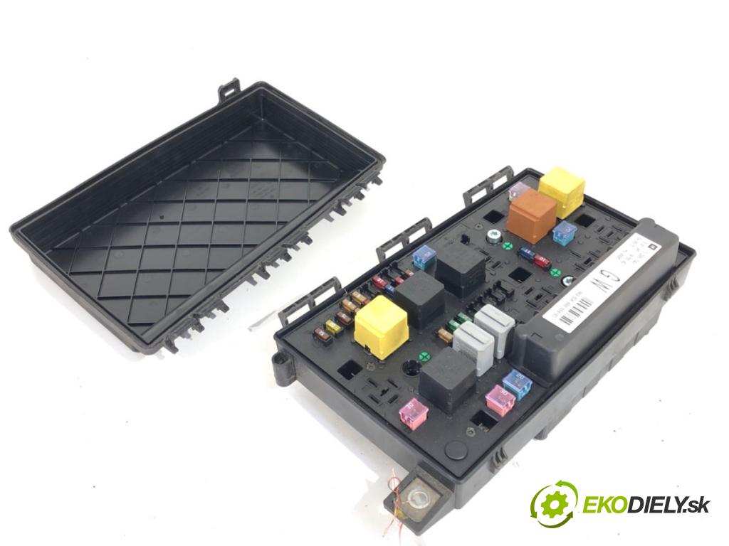 OPEL ASTRA H liftback 2005 66 kW 1.4 (L08) 1364 skříňka poistková 13206749 (Pojistková skříňka)