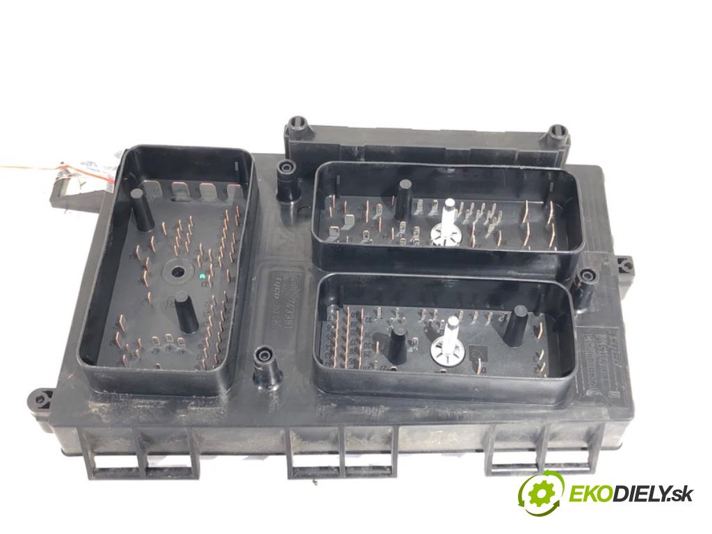 OPEL ASTRA H liftback 2005 66 kW 1.4 (L08) 1364 skříňka poistková 13206749 (Pojistková skříňka)