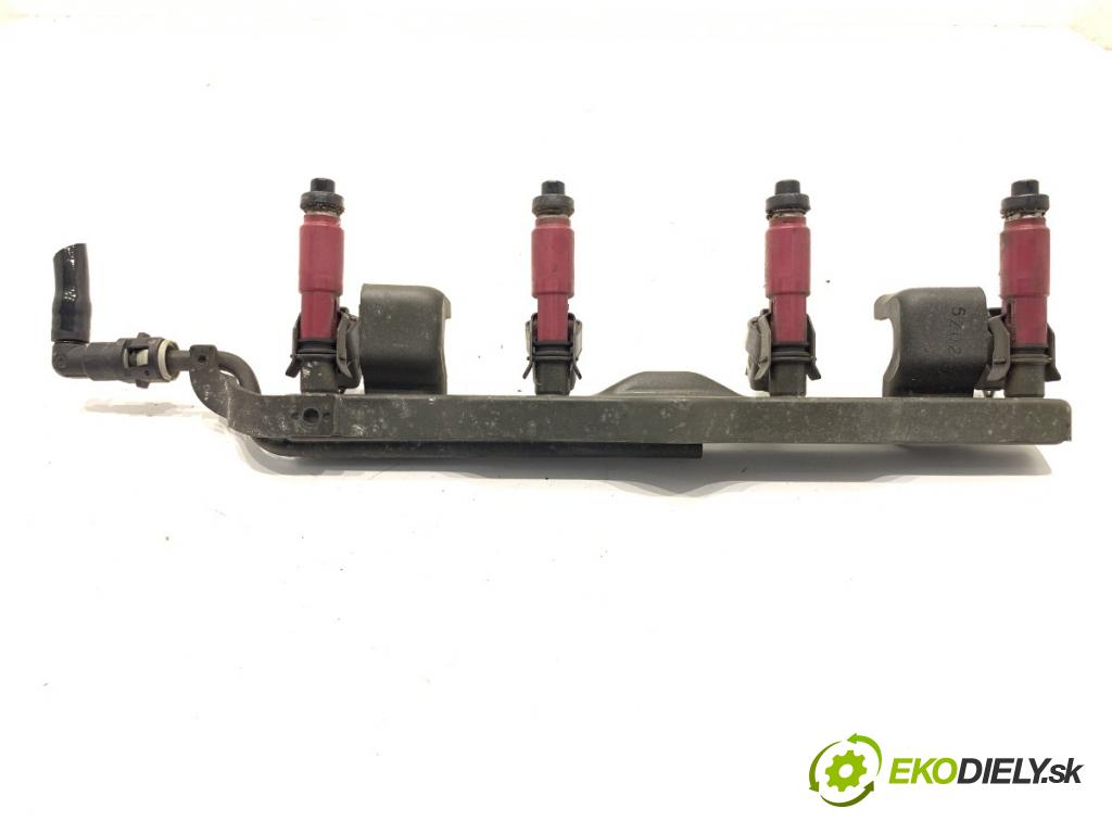 MAZDA 3 liftback 2006 77 kW 1.6 (BK14) 1598 Lišta vstrekovacia  (Vstrekovacia lišta)