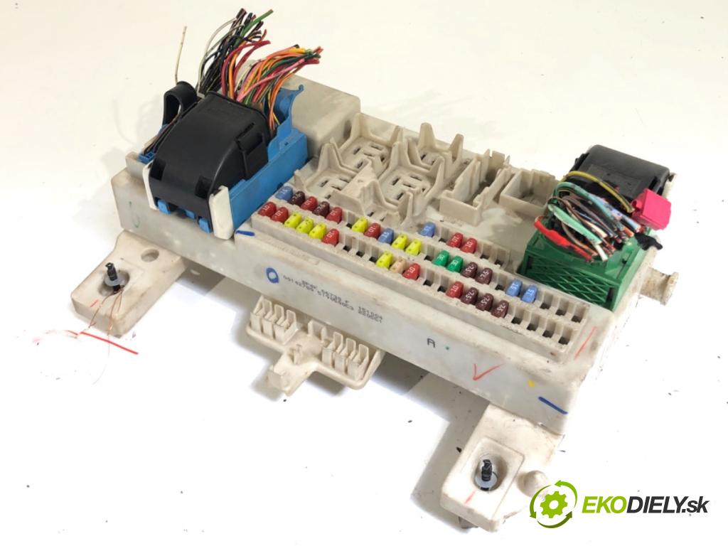 MAZDA 3 liftback 2005 80 kW 1.6 DI Turbo 1560 modul BSI BP4K66730F (Pojistková skříňka)