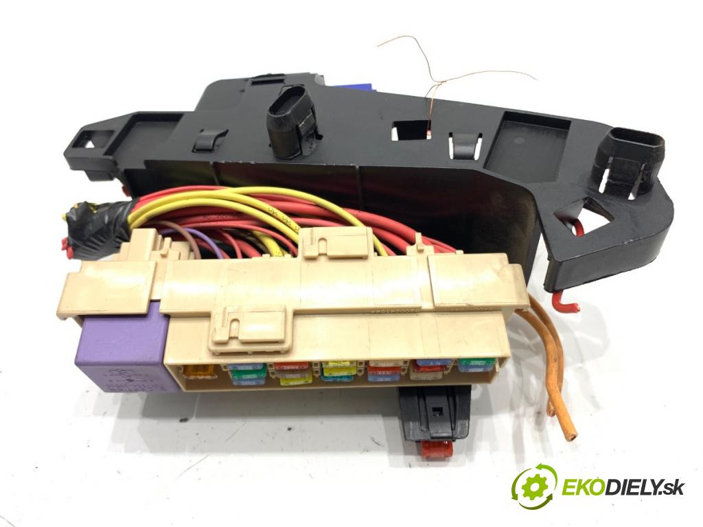 RENAULT CLIO III liftback 2007 50 kW 1.5 dCi (C/BR0G, C/BR1G) 1461 skříňka poistková  (Pojistková skříňka)