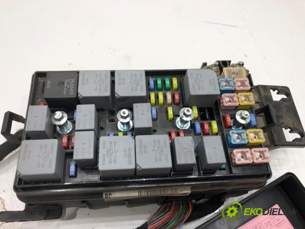 CHEVROLET EPICA sedan 2006 105 kW 2.0 1993 skříňka poistková 96647287 (Pojistková skříňka)