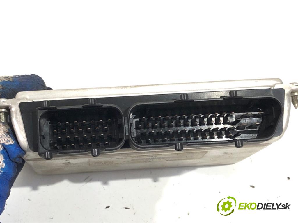 VW PASSAT B5 sedan 1997 92 kW 1.8 1781 riadiaca jednotka Motor 8D0907558F (Riadiaca jednotka)