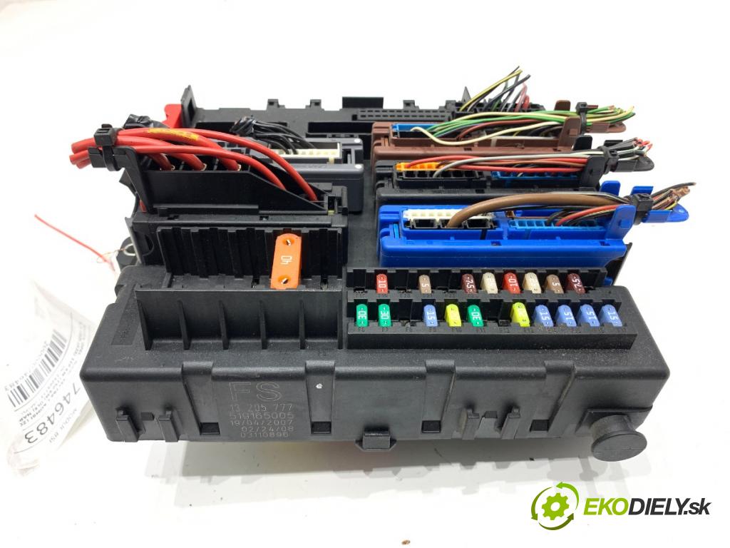 OPEL VECTRA C Kombi 2007 110 kW 1.9 CDTI (F35) 1910 modul BSI 13205777 (Pojistková skříňka)