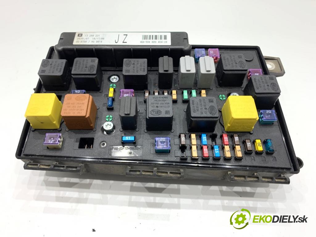 OPEL ASTRA H liftback 2007 66 kW 1.4 (L48) 1364 modul BSI 13250231 (Pojistková skříňka)