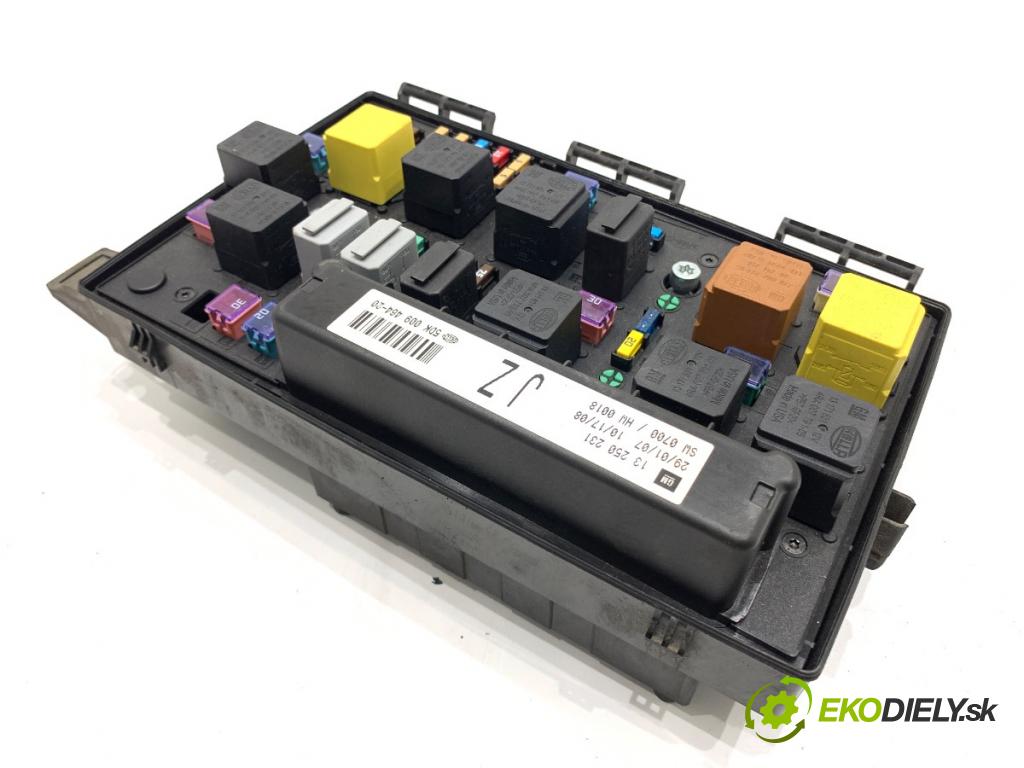 OPEL ASTRA H liftback 2007 66 kW 1.4 (L48) 1364 modul BSI 13250231 (Pojistková skříňka)