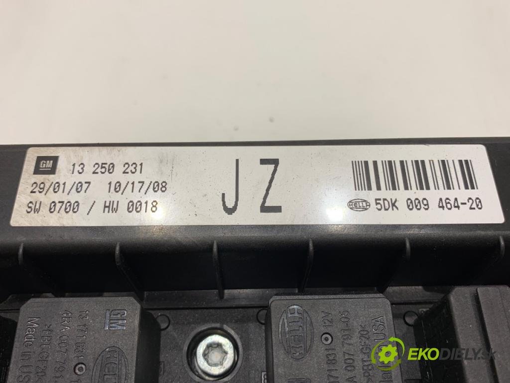 OPEL ASTRA H liftback 2007 66 kW 1.4 (L48) 1364 modul BSI 13250231 (Pojistková skříňka)