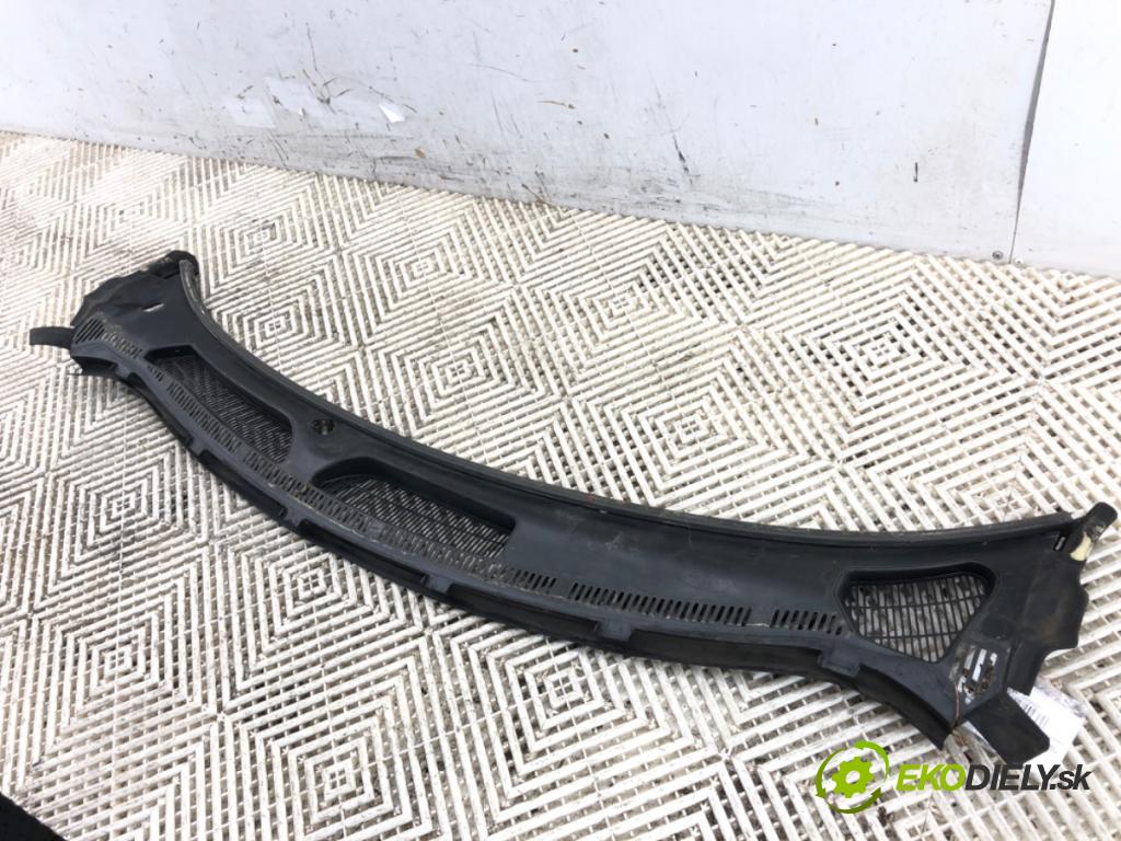 FORD FIESTA MK7 liftback 2011 51 kW 1.4 TDCi 1399 Torpédo, plast pod čelné okno 8A61-A02216-AE (Torpédo (plast pod čelným sklom))
