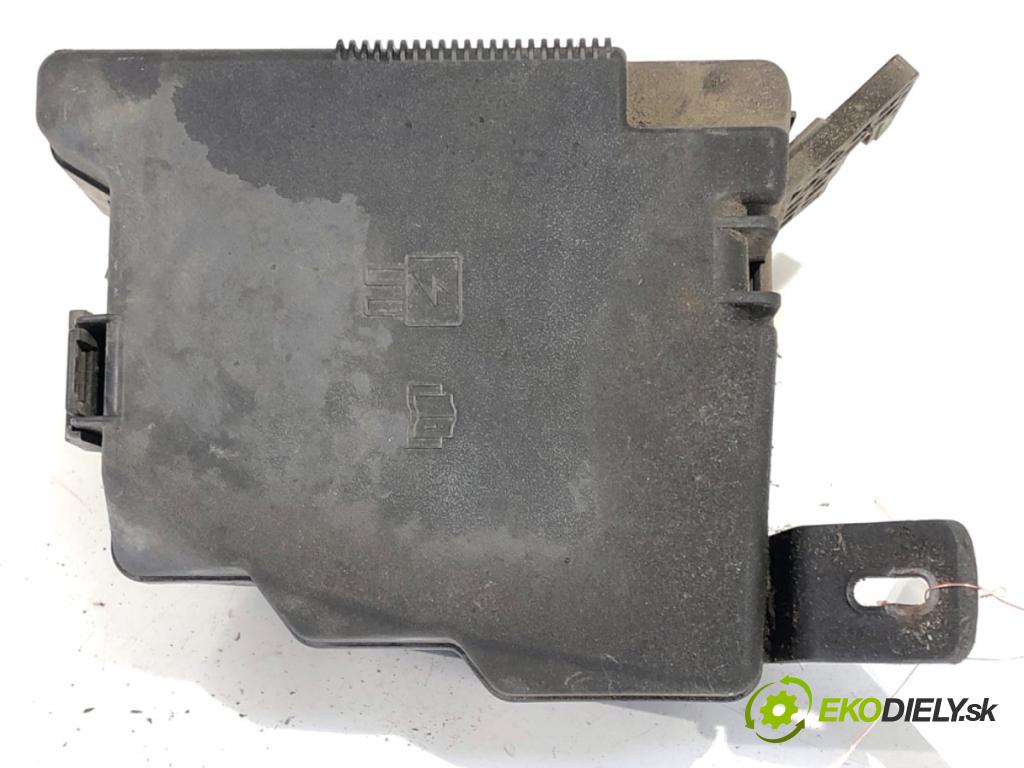 FORD FIESTA MK7 liftback 2011 51 kW 1.4 TDCi 1399 skříňka poistková 8V51-14A07-CA (Pojistková skříňka)