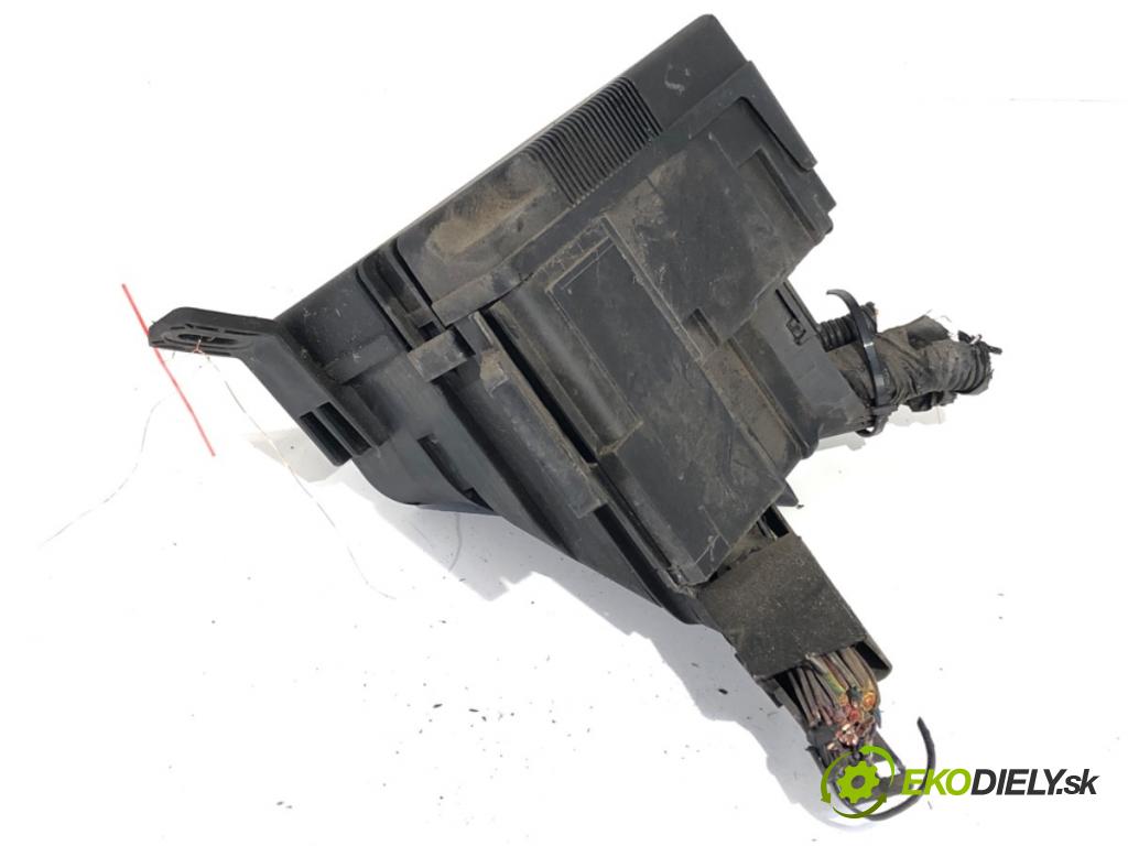 FORD FIESTA MK7 liftback 2011 51 kW 1.4 TDCi 1399 skříňka poistková 8V51-14A07-CA (Pojistková skříňka)