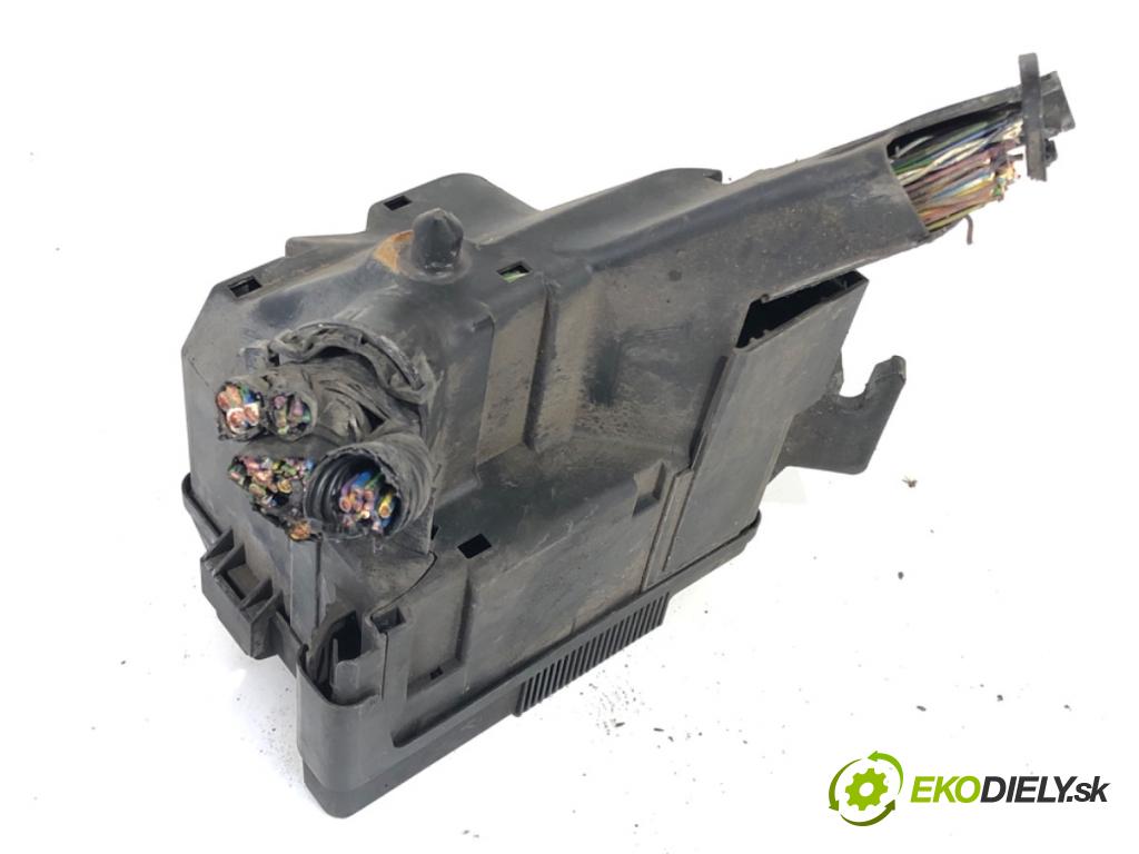 FORD FIESTA MK7 liftback 2011 51 kW 1.4 TDCi 1399 skříňka poistková 8V51-14A07-CA (Pojistková skříňka)