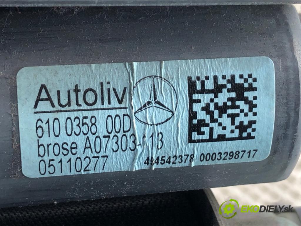 MERCEDES-BENZ C218 coupe 2013 195 kW CLS 350 CDI / d (218.323) 2987 Palubná doska silentbloku pasy 2186802287 A2188600602