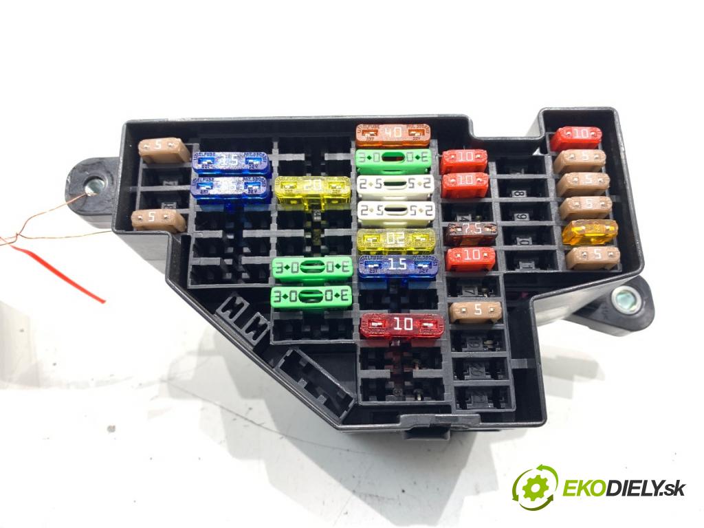 SKODA OCTAVIA II Kombi 2008 75 kW 1.6 1595 skříňka poistková  (Pojistková skříňka)