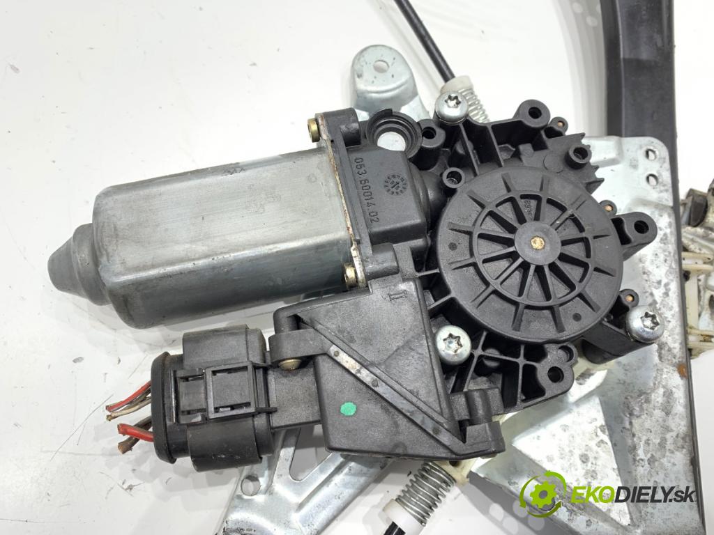 AUDI A4 B5 sedan 1996 81 kW 1.9 TDI 1896 mechanismus okna levý přední část 113846-101