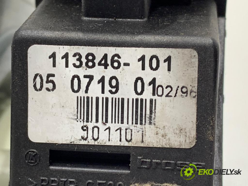 AUDI A4 B5 sedan 1996 81 kW 1.9 TDI 1896 mechanismus okna levý přední část 113846-101