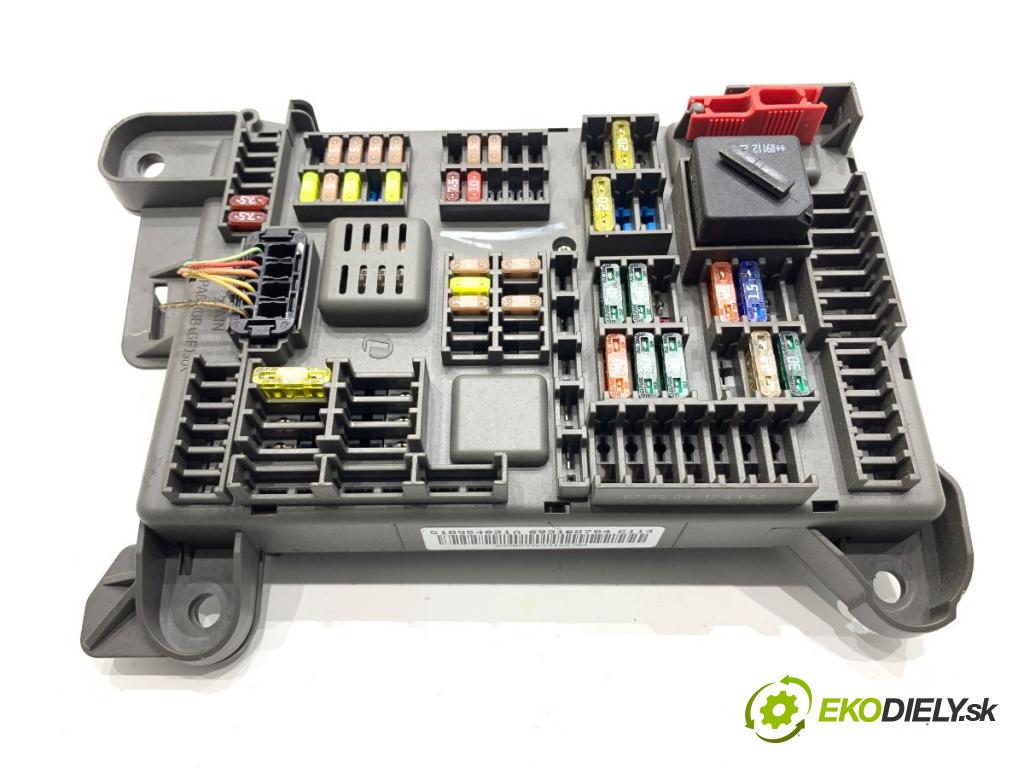 BMW E70 SUV 2009 200 kW 3.0 si 2996 skříňka poistková B010105300 (Pojistková skříňka)