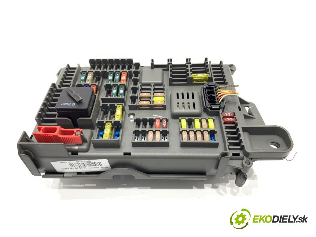 BMW E70 SUV 2009 200 kW 3.0 si 2996 skříňka poistková B010105300 (Pojistková skříňka)