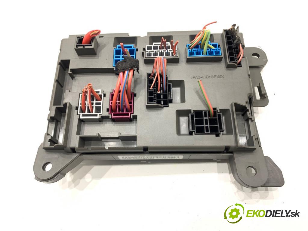 BMW E70 SUV 2009 200 kW 3.0 si 2996 skříňka poistková B010105300 (Pojistková skříňka)