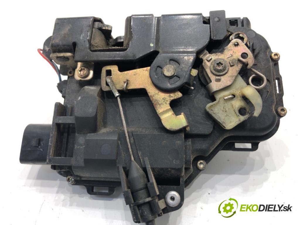 VW GOLF IV liftback 1998 74 kW 1.6 1595 zámok dveře levý přední část