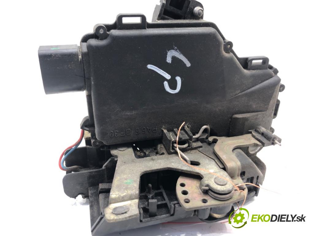 VW GOLF IV liftback 1998 74 kW 1.6 1595 zámok dveře levý přední část