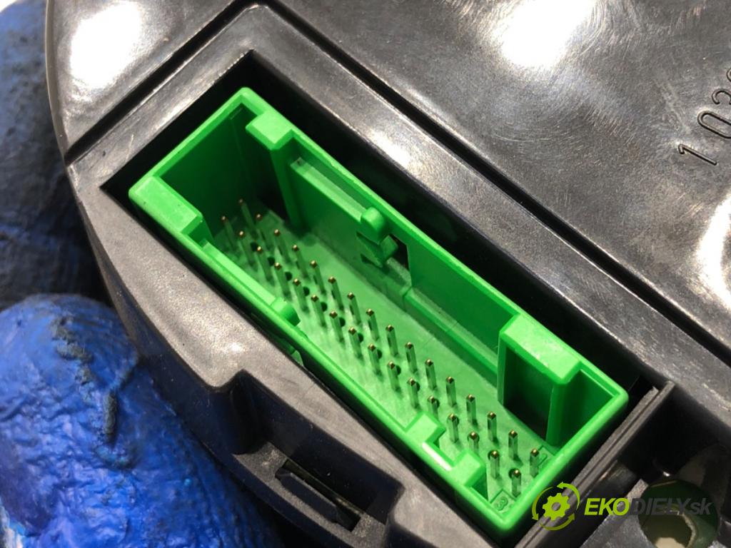 VW GOLF IV liftback 1998 74 kW 1.6 1595 prístrojovka 1J0919880B (Přístrojová deska)