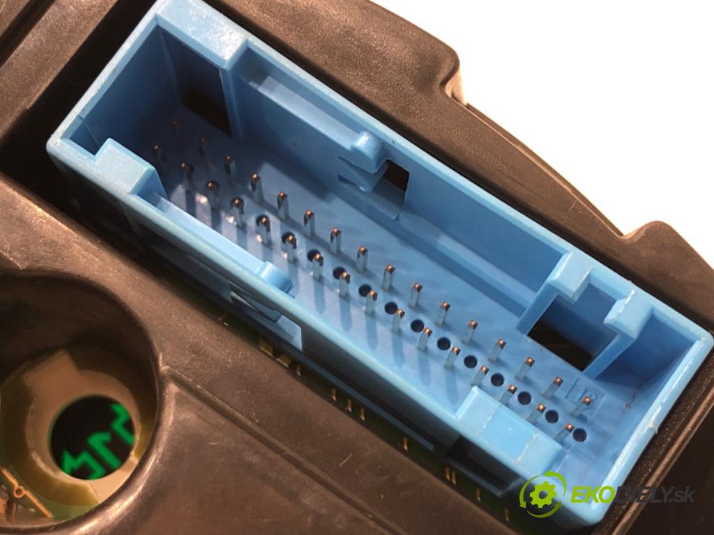 VW GOLF IV liftback 1998 74 kW 1.6 1595 prístrojovka 1J0919880B (Přístrojová deska)