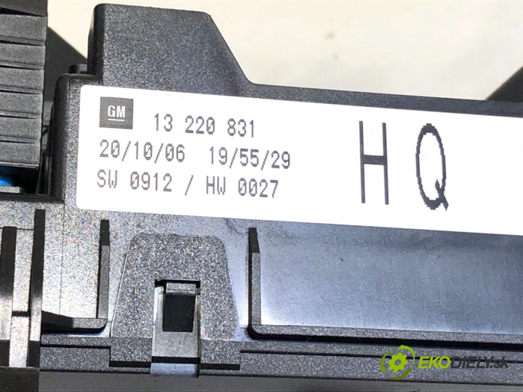 OPEL ZAFIRA B nadwozie wielkoprzestrzenne (MPV) 2006 74 kW 1.9 CDTI (M75) 1910 modul BSI 13220831 (Pojistková skříňka)