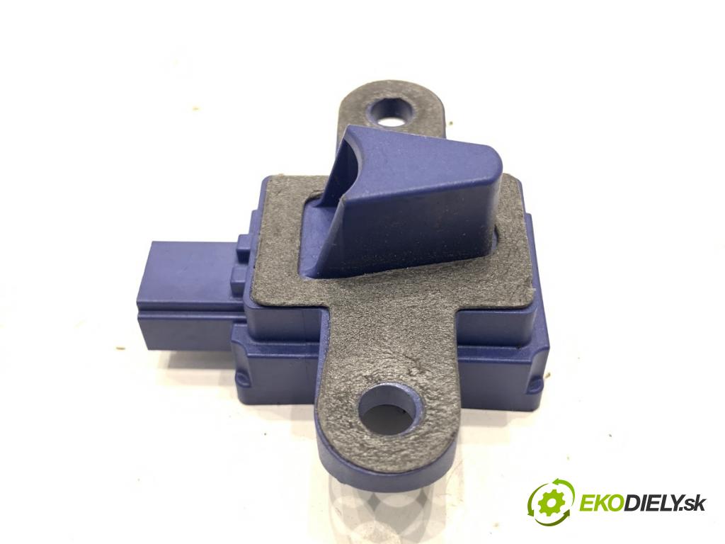 MERCEDES-BENZ C218 coupe 2013 195 kW CLS 350 CDI / d (218.323) 2987 Snímač nárazu A2128205026 (Snímač nárazu)