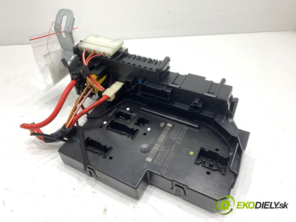 MERCEDES-BENZ C218 coupe 2013 195 kW CLS 350 CDI / d (218.323) 2987 skříňka poistková 2129060505 (Pojistková skříňka)