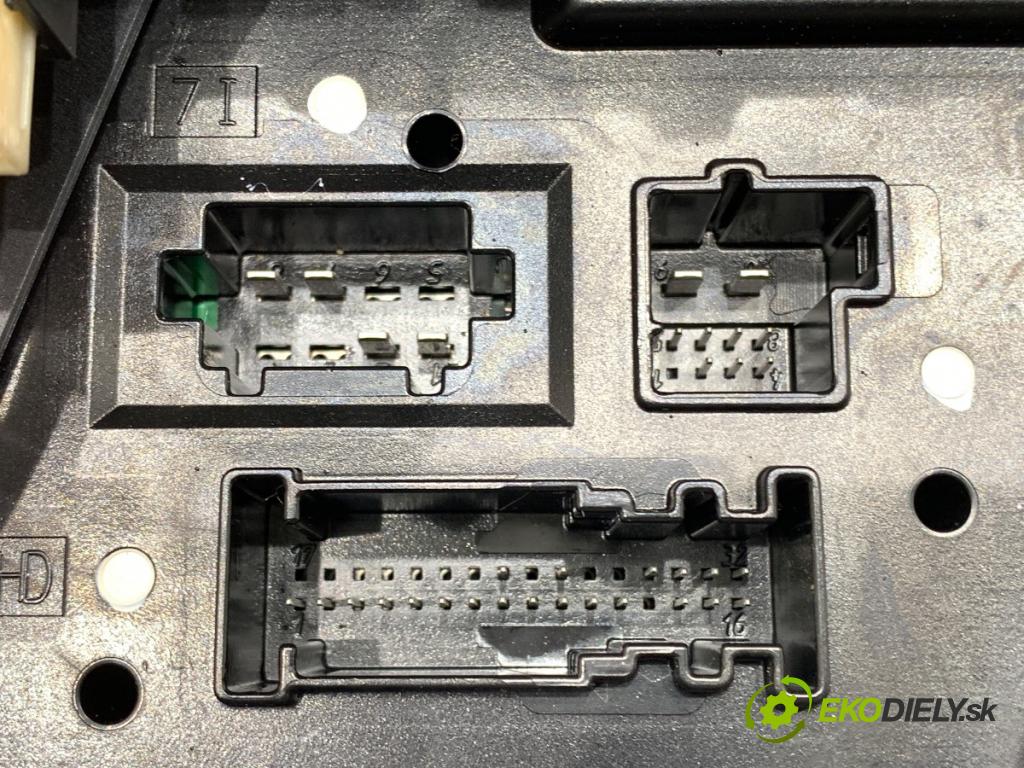 MERCEDES-BENZ C218 coupe 2013 195 kW CLS 350 CDI / d (218.323) 2987 skříňka poistková 2129060505 (Pojistková skříňka)