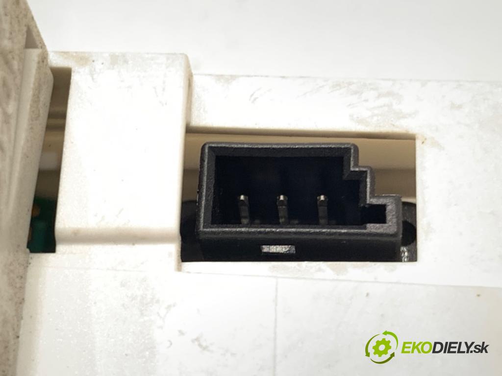 MERCEDES-BENZ C218 coupe 2013 195 kW CLS 350 CDI / d (218.323) 2987 Displej A2188270070 (Prístrojová doska)