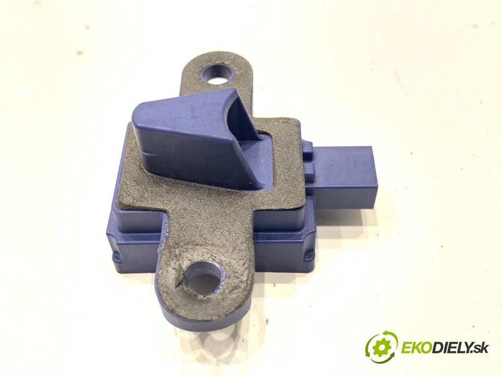 MERCEDES-BENZ C218 coupe 2013 195 kW CLS 350 CDI / d (218.323) 2987 Snímač nárazu A2128205026 (Snímač nárazu)