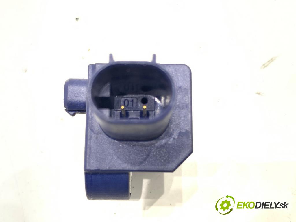 MERCEDES-BENZ C218 coupe 2013 195 kW CLS 350 CDI / d (218.323) 2987 Snímač nárazu A2128204926 (Snímač nárazu)