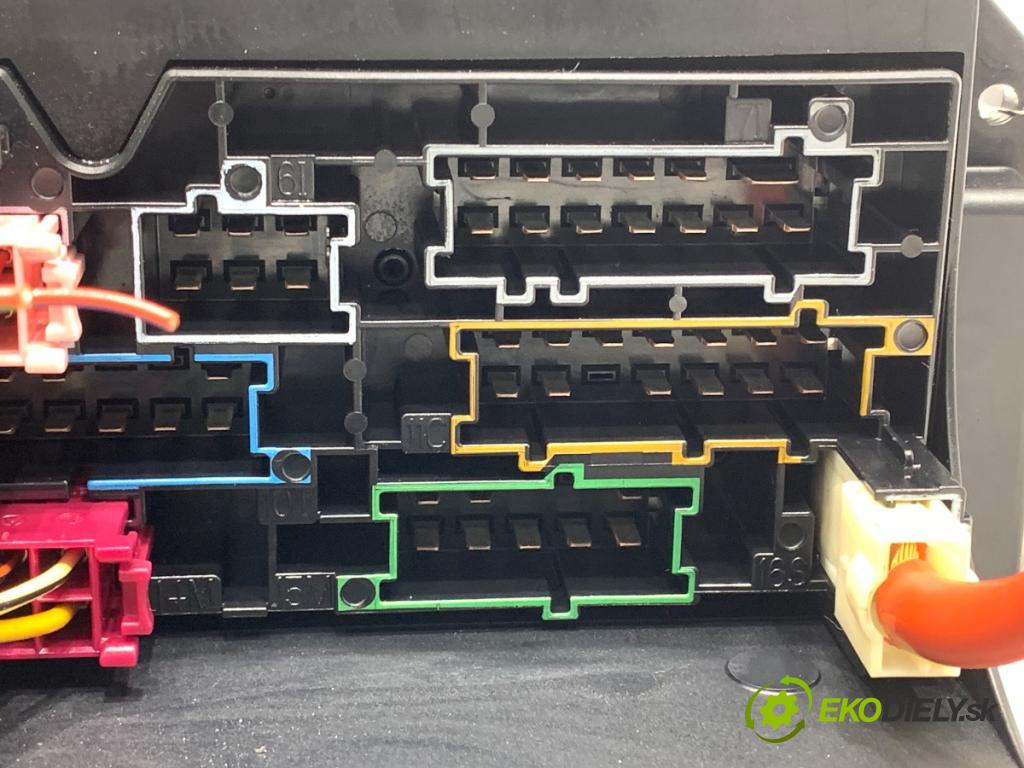 MERCEDES-BENZ C218 coupe 2013 195 kW CLS 350 CDI / d (218.323) 2987 skříňka poistková A2129004710 (Pojistková skříňka)