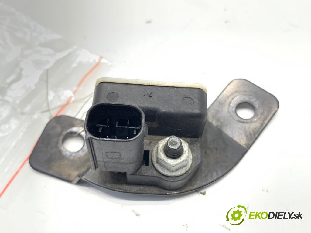 MERCEDES-BENZ C218 coupe 2013 195 kW CLS 350 CDI / d (218.323) 2987 Snímač nárazu A0055421218 (Snímač nárazu)