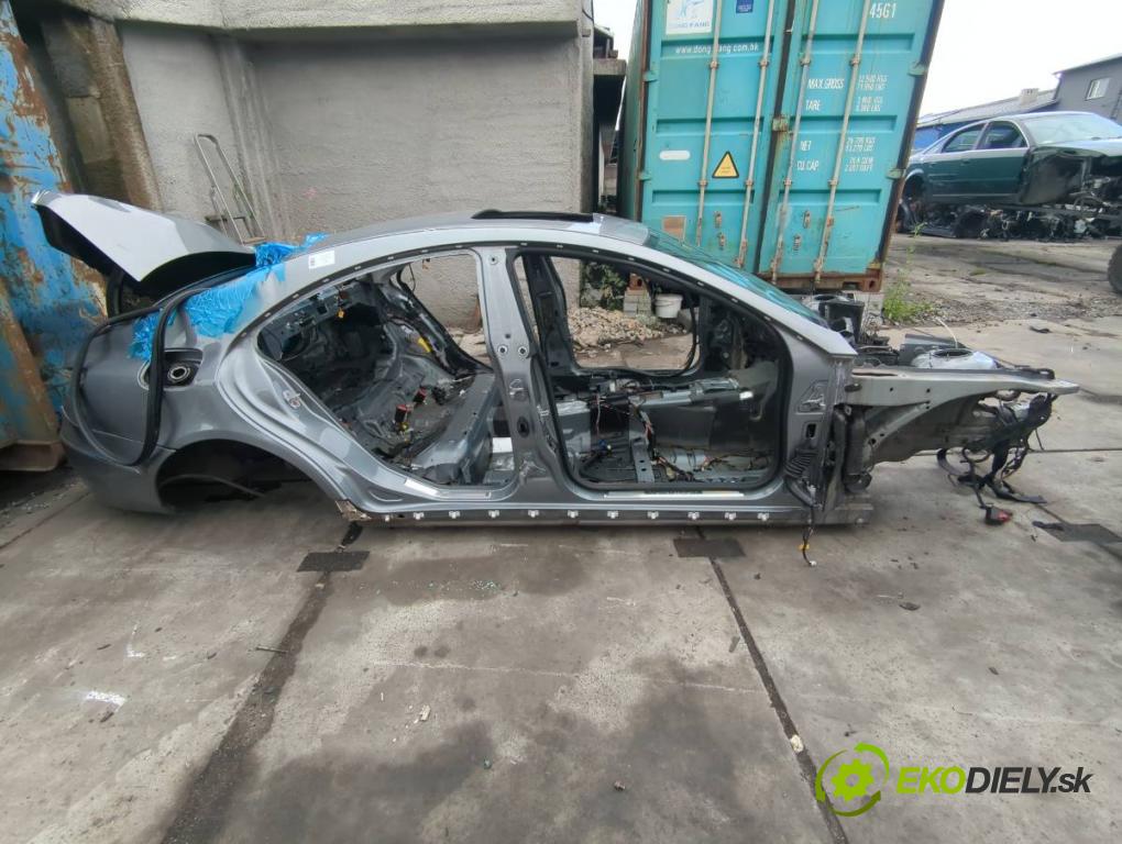 MERCEDES-BENZ C218 coupe 2013 195 kW CLS 350 CDI / d (218.323) 2987 KAROSERIA ČTVRŤÁK blatník zadní část pravý práh střecha PODŁUŻNICA levý pravý