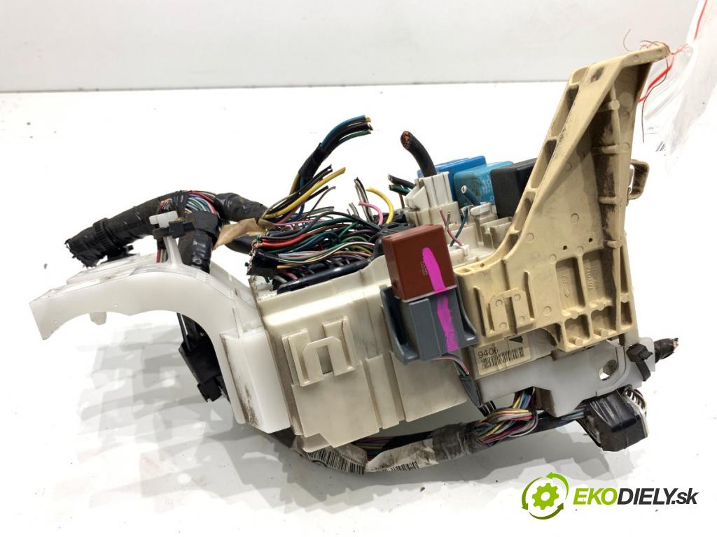 TOYOTA YARIS II liftback 2006 51 kW 1.0 VVT-i (KSP90_) 998 modul BSI 82730-52341 (Pojistková skříňka)